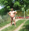 pořád nahý